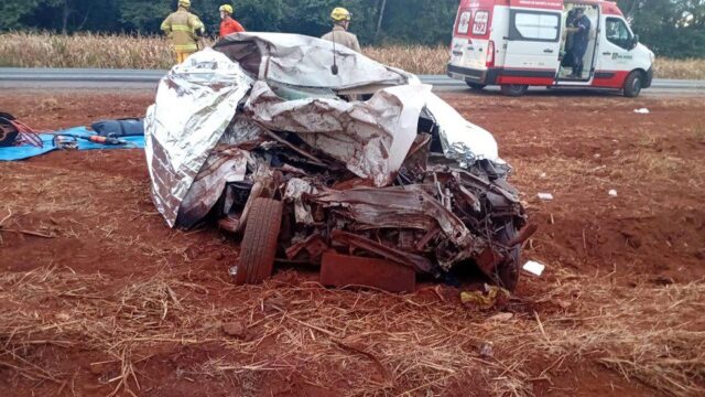 Três pessoas morrem após colisão frontal entre carro e caminhão na BR-452, em Rio Verde