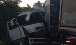 Motorista perde o controle da direção e provoca acidente com três caminhões na GO-330; vítima fica presa às ferragens Motorista perde o controle da direção e provoca acidente com três caminhões na GO-330; vítima fica presa às ferragens