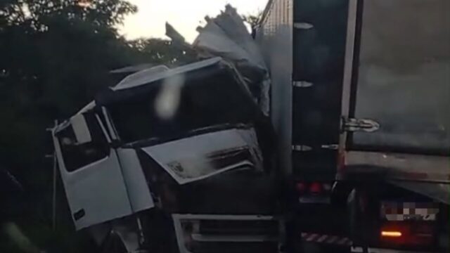 Motorista perde o controle da direção e provoca acidente com três caminhões na GO-330; vítima fica presa às ferragens