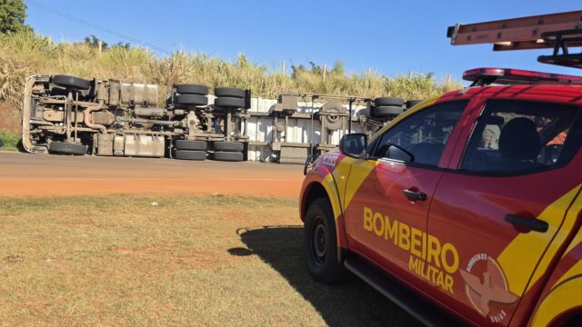 Carreta tomba em rotatória de acesso ao DIMIC, em Catalão