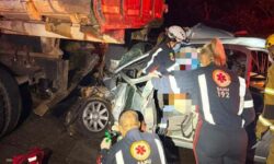 Acidente entre carro e caminhão deixa dois feridos na GO-213, entre Ipameri e Caldas Novas Acidente entre carro e caminhão deixa dois feridos na GO-213, entre Ipameri e Caldas Novas