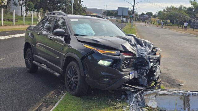 Motorista perde controle da direção, derruba postes e fica ferido em acidente na Avenida Alameda das Acácias, em Catalão