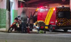 Motociclista fica ferida após colisão com carro no Bairro Nossa Senhora de Fátima, em Catalão Motociclista fica ferida após colisão com carro no Bairro Nossa Senhora de Fátima, em Catalão