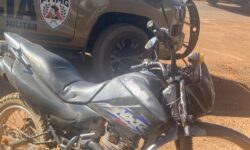 PM recupera motocicleta furtada e prende dois suspeitos após perseguição em Monte Carmelo PM recupera motocicleta furtada e prende dois suspeitos após perseguição em Monte Carmelo