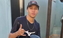 Jovem de 24 anos morre após bater moto contra porta de estabelecimento no Centro de Catalão Jovem de 24 anos morre após bater moto contra porta de estabelecimento no Centro de Catalão