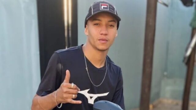 Jovem de 24 anos morre após bater moto contra porta de estabelecimento no Centro de Catalão