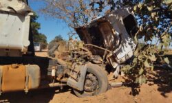 Motorista de caminhão é arremessado para fora da cabine após saída de pista na zona rural de Ouvidor Motorista de caminhão é arremessado para fora da cabine após saída de pista na zona rural de Ouvidor