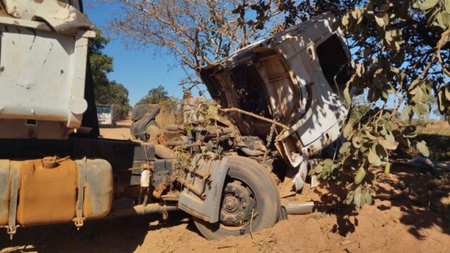 Motorista de caminhão é arremessado para fora da cabine após saída de pista na zona rural de Ouvidor