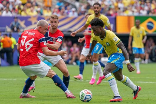 Haaland deita e rola, Noruega vence o Brasil por 2 a 1 e Seleção amarga maior jejum da história em Copas
