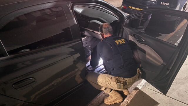 PRF recupera carro roubado e prende motorista por receptação na BR-050, em Catalão