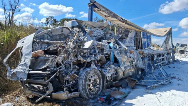Motorista morre e passageira fica gravemente ferida em colisão entre caminhões na MGC-497, em Uberlândia