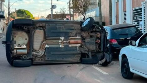 Motorista perde controle da direção, atinge carro estacionado e veículo tomba no Centro de Catalão