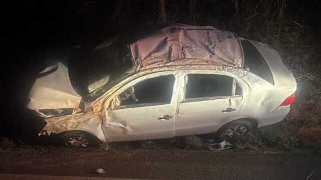 Carro capota na GO-210, próximo à ponte do São Marcos, e é encontrado sem ocupantes