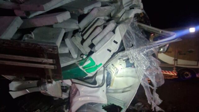 Motorista morre após colisão entre duas carretas na BR-050, em Uberlândia