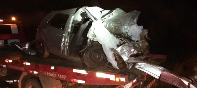 Casal morre em colisão frontal entre carro e caminhão na MGC-452, em Araporã