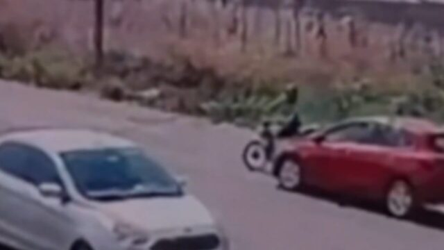 Câmeras de segurança registram colisão que deixou motociclista em estado grave no bairro Aeroporto, em Catalão