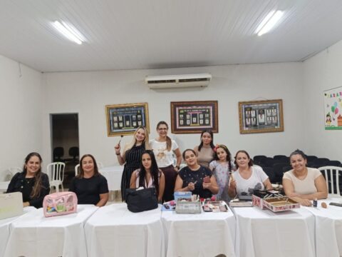 Prefeitura de Davinópolis promove curso de automaquiagem para servidoras da Saúde