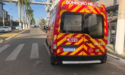 Idoso fica ferido após colisão entre carro e moto em cruzamento no Centro de Catalão