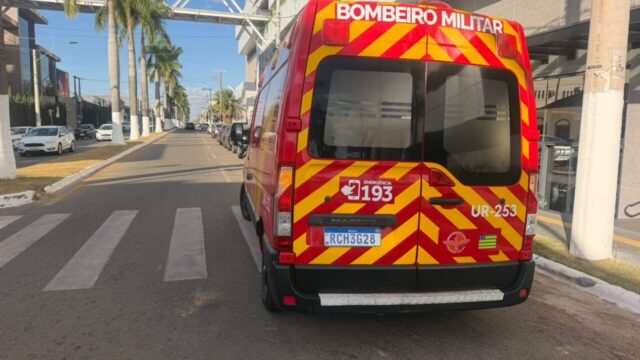 Idoso fica ferido após colisão entre carro e moto em cruzamento no Centro de Catalão