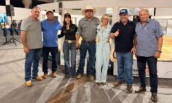 Leilão Santa Helena reúne pecuaristas e movimenta 670 animais na abertura da 1ª Expo Corumbaíba Leilão Santa Helena reúne pecuaristas e movimenta 670 animais na abertura da 1ª Expo Corumbaíba