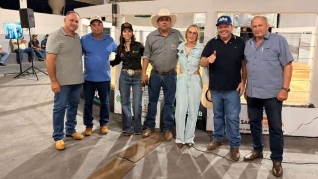 Leilão Santa Helena reúne pecuaristas e movimenta 670 animais na abertura da 1ª Expo Corumbaíba