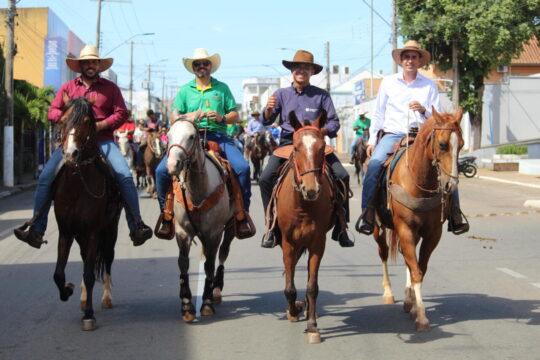 Expo Catalão 2026: Tradicional Cavalgada e 4ª Queima do Alho reúnem mais de 3 mil pessoas e abrem oficialmente a festa; veja fotos