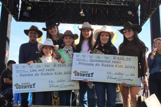 Emília Ribeiro e Érica de Melo são coroadas Rainha Kids e Princesa Kids da Expo Catalão 2026 durante a tradicional Queima do Alho