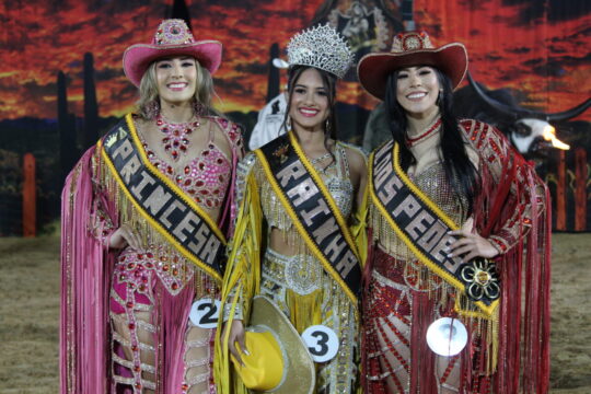 Rainha, princesa e madrinha são eleitas em disputa acirrada do Concurso da Rainha do Rodeio na abertura da ExpoCampo 2026, em Campo Alegre de Goiás