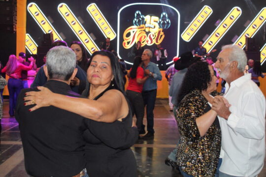 Baile da Melhor Idade reúne grande público e marca a abertura da Expo Catalão 2026; veja fotos