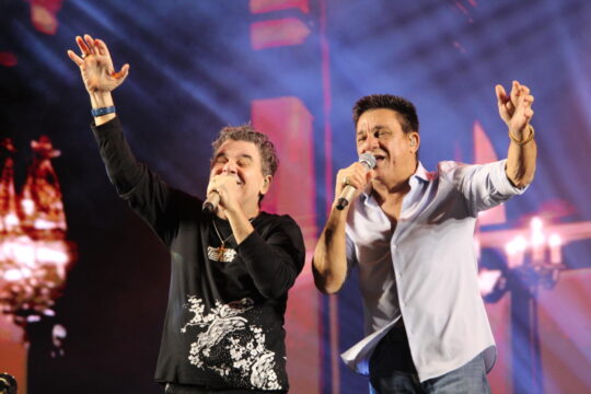 Cezar & Paulinho emocionam o público e marcam a penúltima noite de shows da Expo Catalão 2026; veja fotos