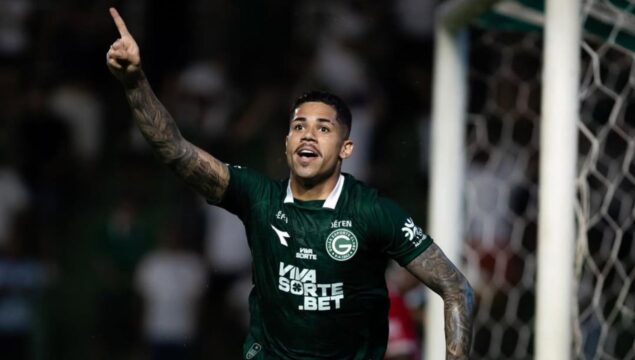 Após recusa por empréstimo, Grêmio negocia com o Goiás contratação definitiva de Diego Caito, eleito melhor lateral do Goianão 2026