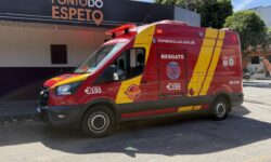 Mulher é encaminhada ao hospital após colisão entre dois carros em cruzamento de Catalão
