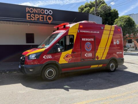 Mulher é encaminhada ao hospital após colisão entre dois carros em cruzamento de Catalão