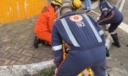 Colisão entre carro e moto deixa motociclista ferido em cruzamento movimentado no Centro de CatalãoP Colisão entre carro e moto deixa motociclista ferido em cruzamento movimentado no Centro de CatalãoP