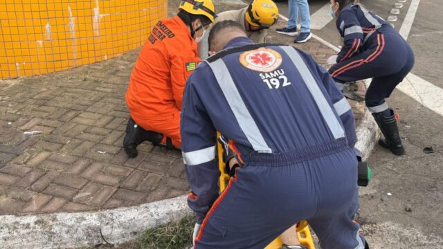Colisão entre carro e moto deixa motociclista ferido em cruzamento movimentado no Centro de Catalão
