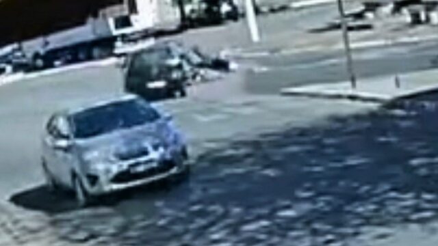 Motorista foge após atingir motociclista em rotatória de Catalão; caso é investigado pela Polícia Civil