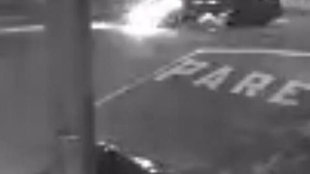 Câmera de segurança registra colisão entre carro e motocicleta que deixou mulher ferida em Catalão