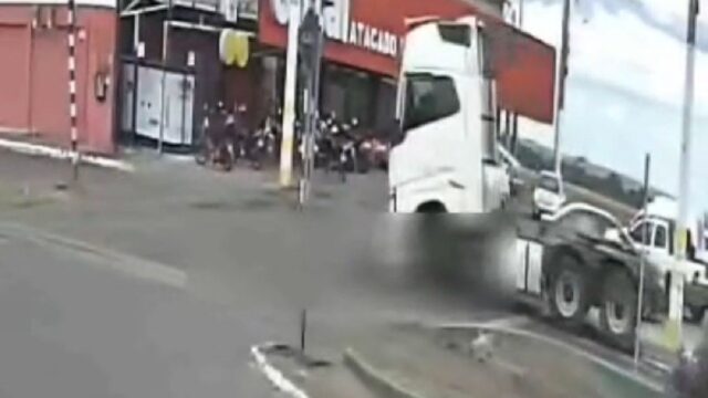 Câmera de segurança registra momento em que idosa é atropelada por veículo de grande porte em Catalão