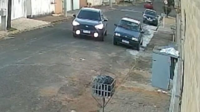 Homem é morto a tiros dentro de carro no bairro Brasil, em Uberlândia; VÌDEO