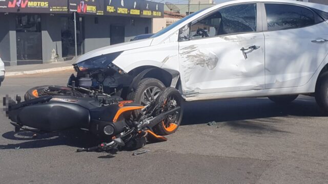 Homem fica ferido após colisão entre carro e moto na Avenida São João, em Catalão