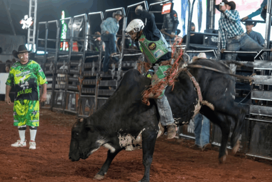 Abertura do rodeio da Expo Catalão 2026 é sucesso absoluto e reúne mais de 12 mil pessoas no Parque de Exposições; veja fotos