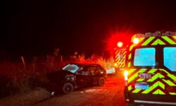 Colisão frontal entre dois carros deixa três pessoas feridas em estrada vicinal de Ouvidor Colisão frontal entre dois carros deixa três pessoas feridas em estrada vicinal de Ouvidor