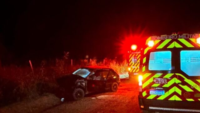 Colisão frontal entre dois carros deixa três pessoas feridas em estrada vicinal de Ouvidor