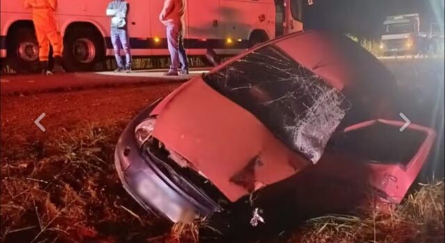 Motorista morre e passageira fica gravemente ferida em acidente entre carro e ônibus na BR-365, em Patrocínio