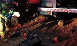 Motorista morre preso às ferragens após batida frontal com caminhão graneleiro na BR-352 em Abadia dos Dourados