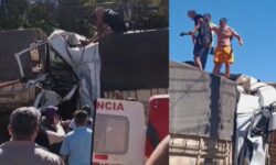 Motorista é retirado com vida de cabine destruída após batida entre duas carretas em Abadia dos Dourados Motorista é retirado com vida de cabine destruída após batida entre duas carretas em Abadia dos Dourados