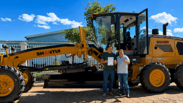 Corumbaíba recebe nova motoniveladora para reforçar manutenção de estradas e vias urbanas