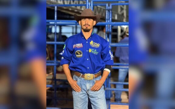 Campeão de rodeio é esfaqueado ao defender irmã de homem que ameaçou agredi-la e fica fora de competições