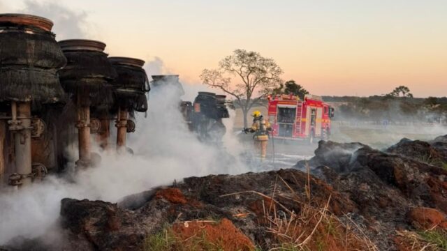 Motorista morre carbonizado após carreta carregada com óleo vegetal tombar na BR-153 em Prata