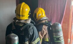 Morador é resgatado enquanto dormia após incêndio atingir banheiro de residência em Araguari